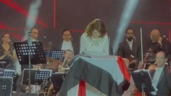 ماجدة الرومي تقبل العلم المصري وتنحني أمامه بمهرجان العلمين أنهت الفنانة الكبيرة ماجدة الرومي حفلها بمدنية العلمين الجديدة، وذلك ضمن فعاليات مهرجان