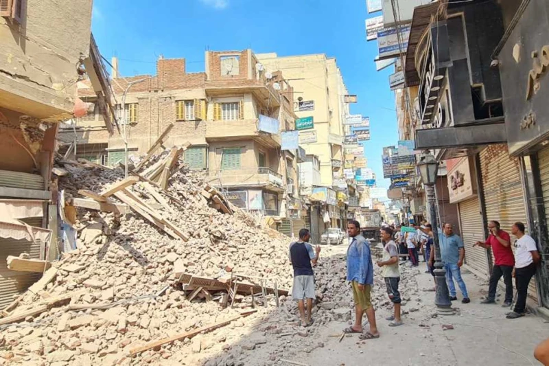 محافظة الدقهلية: رفع أنقاض العقار المنهار وإزالة الجزء المتبقي منه أصدرت محافظة الدقهلية بيانا حول حادث انهيار عقار قديم خال من السكان، بمنطقة السكة