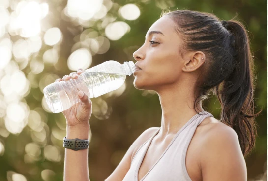 رؤية الماء في المنام رؤية الماء في المنام، الماء من أساسيات الحياة، فالماء في المنام يدل على الكثير من التأويلات المحمودة مثل الرزق الحلال والصحة