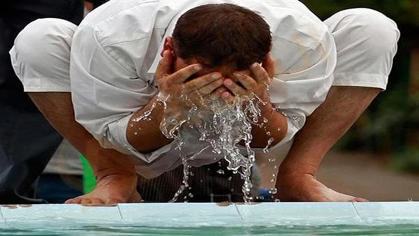 هل تجوز الصلاة بدون وضوء للمريض جليس الفراش.. الإفتاء تجيب ورد إلى دار الإفتاء ، سؤال تقول صاحبته أنا جليسة الفراش وعندي مرض ضمور في العضلات ولا أريد الاستثقال على الأهل في الخدمة