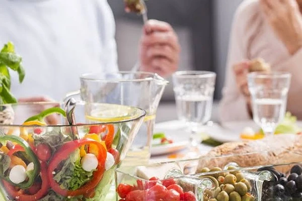 إتبع هذه العادات الغذائية الهامة للوقاية من حصوات الكلى.بالرغم من أن الوراثة والحالات الطبية يمكن أن تلعب دورا، إلا أن العادات الغذائية يمكن أن تؤثر