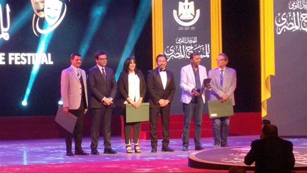 البوابة ستار: وزير الثقافة ورئيس القومي للمسرح يكرمان لجنة مشاهدة عروض الدورة ال17 اقرأ في أفاق عربية وزير الثقافة ورئيس القومي للمسرح يكرمان لجنة