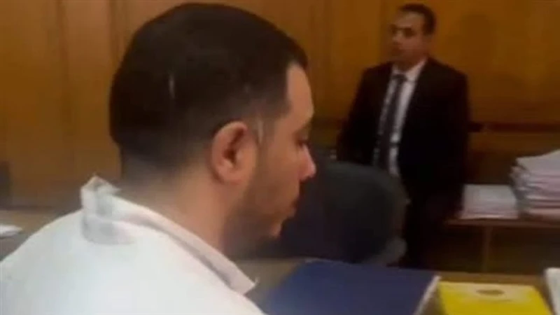 شاهد سفاح التجمع الخامس في المحكمة بالكلبشات ويحاول الهرب من التصويرشاهد سفاح التجمع الخامس في المحكمة بالكلبشات ويحاول الهرب من التصوير.. نظر جلسة محاكمة سفاح التجمع الخامس فقد بد