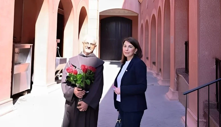 ماجدة الرومي في زيارة للمقدسات الدينية في مصر... الأب بطرس دانيال لافاق عربية العربي: صلت من أجل السلام (صور)تواصل السيدة ماجدة الرومي، الاستمتاع برحلتها في مصر، بعدما حقق حفلها ال