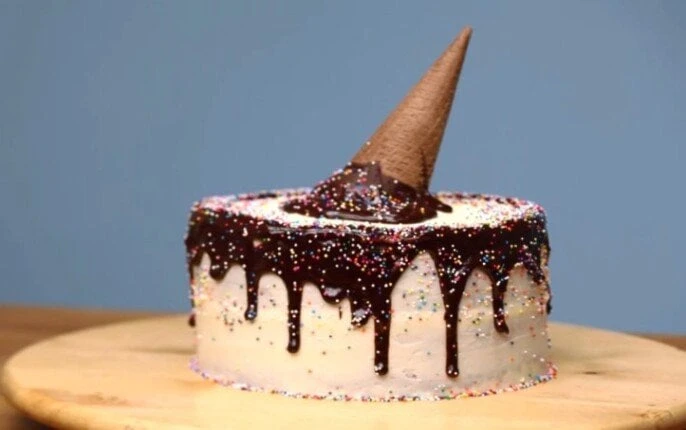 طريقة عمل كيك الآيس كريم بالشيكولاتة.. المقادير وخطوات التحضيرطريقة عمل كيك الآيس كريم بالشيكولاتة.. يعتبر كيك الآيس كريم بالشوكولاتة من الحلويات الشهية والمحببة لدي الكثير من الأط