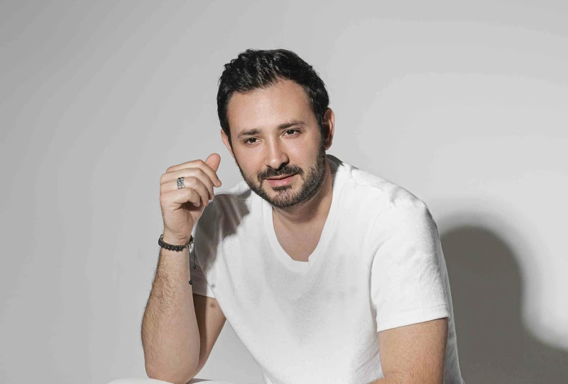 مقابلة بالفيديو- هادي ضو في لقاء مع افاق عربية يتحدث عن جديده هيدا حبيبي وهذا رأيه في المنافسة والأغنيات دون المستوى يحصد الفنان اللبناني، هادي ضو،