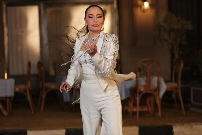 بالصور شريهان تتلقى هدية مميزة في أحدث ظهور لها زار الأب بطرس دانيال الفنانة شريهان التي استقبلته بالترحاب، إذ دار بينهما حوار عن الفن والعديد من