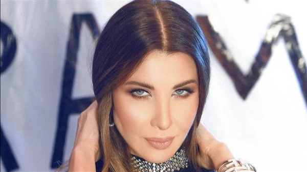 شاهد.. نانسي عجرم في الأردن تألقت نانسي عجرم، خلال الحفل، بفستان أسود طويل ومفتوح من الأمام، وقدمت باقة متنوعة من أغانيها القديمة والحديثة من أبرزها: