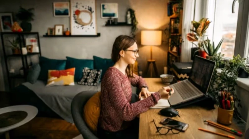 دراسة: العمل الهجين يجعل الموظفين أكثر سعادة وصحة وإنتاجية كشفت دراسة جديدة أجريت بين موظفي المملكة المتحدة الذين يقسمون أسبوع عملهم بين المنزل