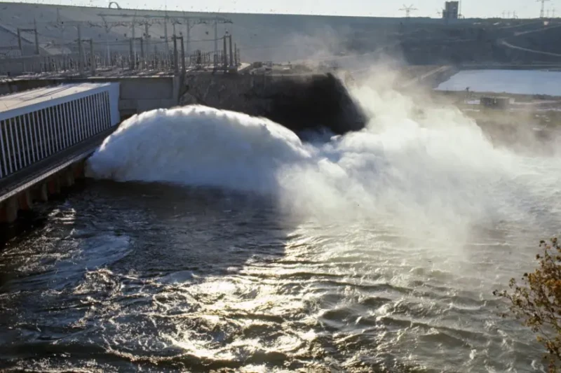 عباس شراقي: لدينا احتياطي ومخزون جيد من المياه في السد العاليقال الدكتور عباس شراقي، أستاذ الجيولوجيا والموارد المائية، إنه من المحتمل أن تواجه السنوات القادمة فترة جفاف، ولكن هناك