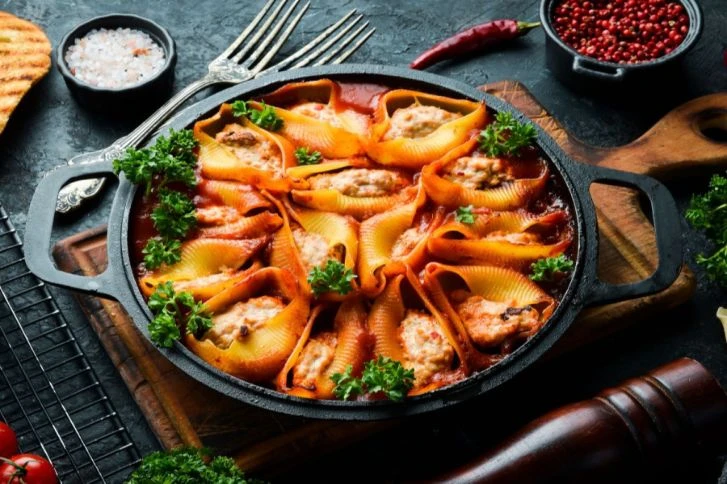 معكرونة الصدف المحشية بطريقة سهلةالمقادير ملح خشن : رشة المعكرونة : 8 اونص (معكرونة الصدف كبيرة الحجم) جبن الريكوتا : 200 غم البقدونس : ملعقتان كبيرتان (طازج ومفروم) أوراق الريحان 