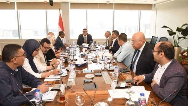 وزير الإسكان: وضع موازنة مستقلة لمنظومة مياه الشرب والصرف الصحي بالمدن الجديدة عقد المهندس شريف الشربيني، وزير الإسكان والمرافق والمجتمعات العمرانية،