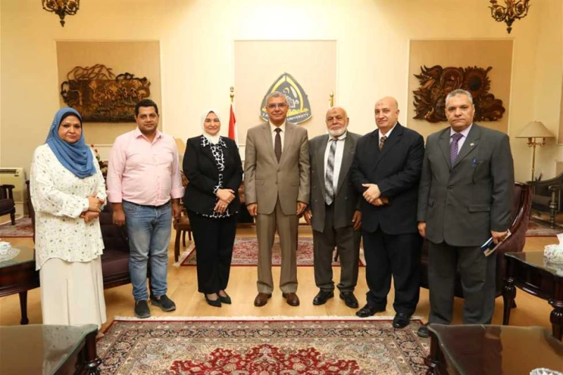 رئيس جامعة الزقازيق يستقبل وفد تقييم مسؤولي القطاعات ذات الصلة بالمشكلات المجتمعية ب الشرقية استقبل الدكتور خالد الدرندلي رئيس جامعة الزقازيق، ،وفد