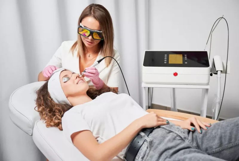 علاج البشرة بالليزر .. تعرفي على الفوائد والسلبياتنستعرض في السطور التالية، سلبيات وإيجابيات علاج البشرة بالليزر، وفقا لموقع ، و .سلبيات الليزر على