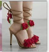 ما هو تفسير رؤية الحذاء في المنام لابن سيرين؟ الحذاء في المنام يختلف بالنظر لمجريات الحلم والمادة التي صنع منها الحذاء ولونه وعوامل كثيرة أخرى، لهذا