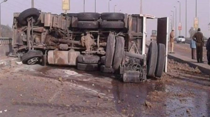 بعد حادث سير بالجيزة.. أطنان من السكر في افاق عربية انقلبت سيارة نقل بمقطورة محملة بالسكر إثر حادث تصادم أعلى وصلة الدائري في منطقة الهرم بالجيزة، وانتقلت الأجهزة الأمنية إلى مكان