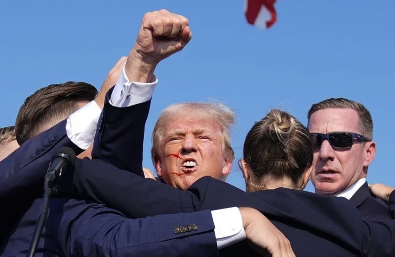 كان لازم تدربوا القاتل كويس جريدة افاق عربية بعدما شكلت محاولة اغتيال الرئيس الأميركي السابق دونالد ترامب صدمة في الولايات المتحدة ومختلف أنحاء العالم، أثارت مساعدة النائب بيني توم