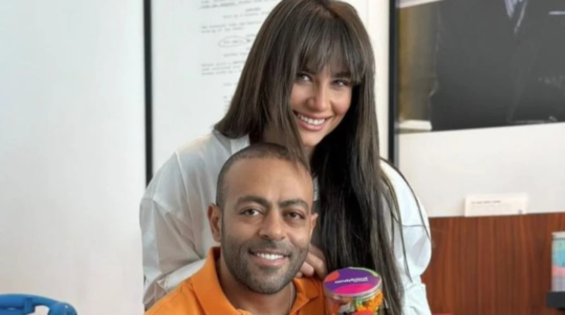 بعد شائعات الطلاق.. تامر عاشور يرزق بابنته الثانية أعلن الفنان تامر عاشور، عن إنجاب زوجته المذيعة نانسي نور، بعد عدة أشهر من زواجهما، ويأتي ذلك بعد