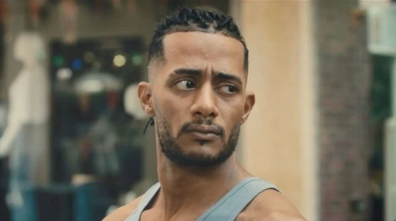 تفاصيل صفع محمد رمضان في الساحل: حمضان روى شاهد عيان تفاصيل واقعة صفع الفنان محمد رمضان لشاب في قرية مراسي بالساحل الشمالي.وقال شاهد العيان، لافاق