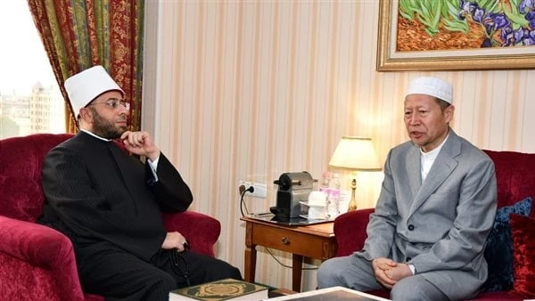 رئيس الجمعية الإسلامية الصينية: ننتظر المزيد من المؤلفات عن طريق الأزهر الشريفالتقى الدكتور أسامة الأزهري وزير الأوقاف، حسن يانغ فام ينغ رئيس الجمعية الإسلامية الصينية والوفد المرا