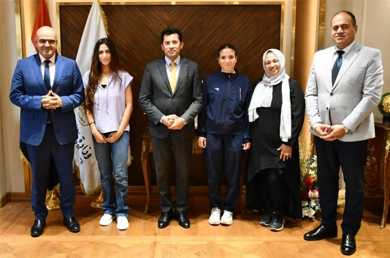 بالصور كيف أنهى وزير الرياضة الخلاف بين جنة عليوة و شهد سعيدوزير الرياضة , في خطوة تعكس روح المصالحة والتسامح في الرياضة المصرية ، نجح الدكتور أشرف