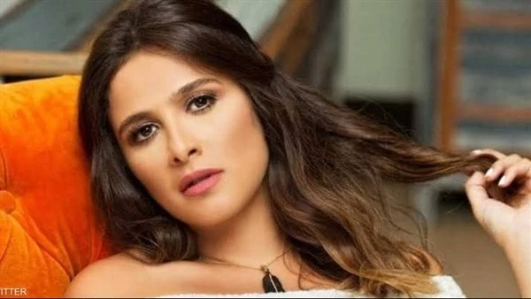 ياسمين عبد العزيز تفاجئ متابعيها برشاقتها شاهدحرصت الفنانة ياسمين عبد العزيز على مشاركة متابعيها عبر حسابها الرسمي على موقع تبادل الصور و الفيديوهات