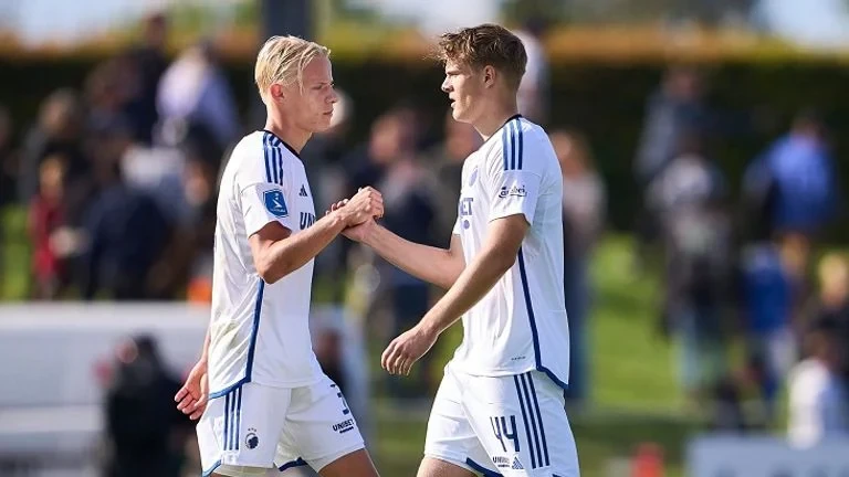 رسميا .. فرانكفورت يتعاقد مع الشاب أوسكار هويلوند أعلن نادي آينتراخت فرانكفورت الألماني لكرة القدم، عن تعاقده مع اللاعب الدنماركي الشاب أوسكار