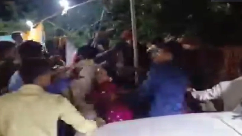 حفل زفاف يتحول لساحة معركة .. فيديو اخر خبر شاهد المقال التالي من صحافة السعودية عن حفل زفاف يتحول لساحة معركة فيديو، تحول حفل زفاف في ولاية 8220أتر