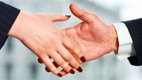 هل مصافحة النساء باليد حرام؟.. الإفتاء تحسم ب3 شروطلاشك أن ما يطرح السؤال عن هل مصافحة النساء حرام ؟ هو أنه أحد أكثر العادات الشائعة بين الرجال