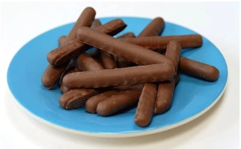 بسكويت أصابع الشوكولاتة حضريه بطريقة سهلة وسريعة وبيذوب في الفم يعد بسكويت أصابع الشوكولاتة من الحلويات التي تلقى إقبالا كبيرا من قبل الأطفال تحديدا ونظرا لارتفاع تكاليف شراء أصابع