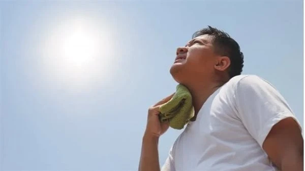 مع التحذير من ارتفاع الحرارة ما الفرق بين ضربة الشمس والإرهاق الحراري؟ تعتبر ضربة الشمس والإرهاق الحراري من الأمراض الناجمة عن التعرض للحرارة