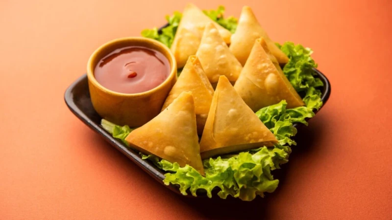 سمبوسة السبانخ بطريقة سهلةالمقادير عجينة سمبوسة : حسب الحاجة (جاهزة) السبانخ : كوب (مجمد) جبن فيتا : نصف كوب (مفتت) البصل : 1 حبة (صغير الحجم ومفروم