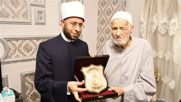 وزير الأوقاف يزور الشيخ منصور الرفاعي عبيد وكيل الوزارة الأسبققام الدكتور أسامة السيد الأزهري وزير الأوقاف في لمسة وفاء إنسانية بزيارة فضيلة الشيخ