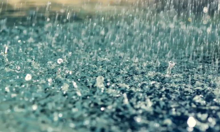 ما تفسير حلم نزول المطر بغزارة لابن سيرين؟ تفسير حلم نزول المطر بغزارة، تعتبر رؤية المطر من الرؤى التي يدور حولها خلاف وجدل عند الكثيرين من الفقهاء،