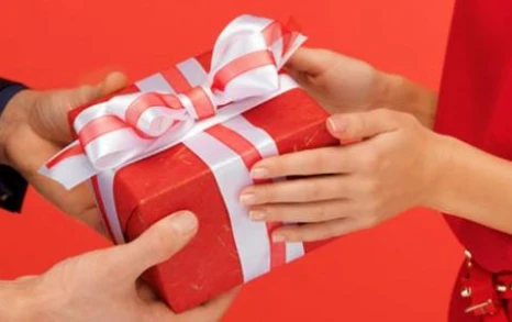 ما هو تفسير حلم الهدية لابن سيرين؟ تفسير حلم الهدية من الرؤى المبهجة التي يسعد بها الرائي كثيرا نظرا لما تعكسه الهدايا في نفس الحالم من مشاعر وأحاسيس