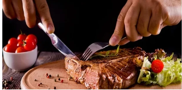 ما تفسير حلم أكل اللحم لابن سيرين؟ تفسير حلم أكل اللحم، إن رؤية اللحم من الرؤى التي يدور حولها الكثير من الخلافات والنقاشات، فقد ذهب بعض الفقهاء إلى