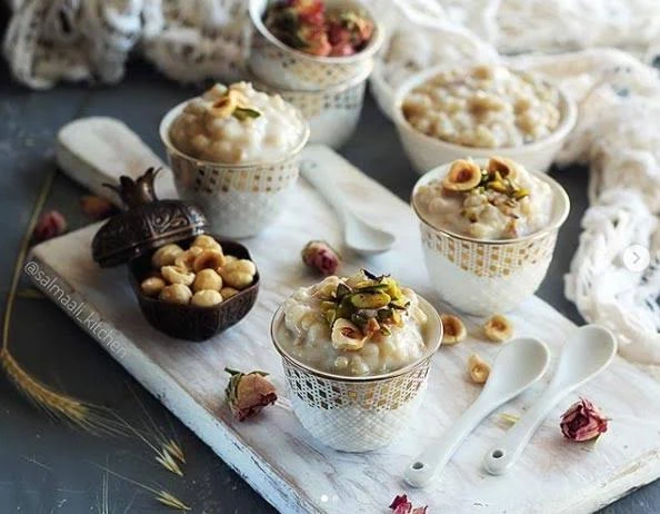 أسهل طريقة لعمل العاشوراء فى المنزلالعاشوراءيعد طبق العاشوراء احدى الأطباق المقدمة في الاحتفالات بيوم العاشر من محرم، كما انها من الأكلات الصحية بسبب