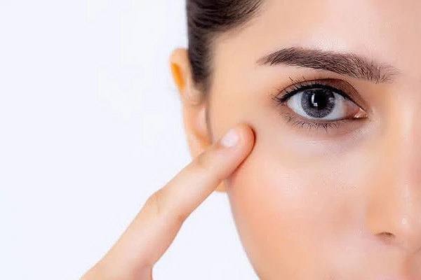 أفضل طرق علاج الهالات السوداء.تعرف على طرق الوقاية من هذه الهالات السوداء، حيث عادة ما يوصي الأطباء باتباع النصائح الآتية لتحقيق ذلك:التزم بارتداء