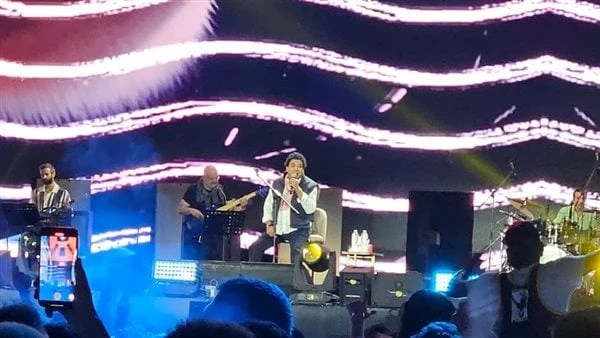 محمد منير يغير كلمات أغنية مدد ويختم بها حفل مهرجان العلميناختتم منذ قليل المطرب محمد منير حفلته بمهرجان العلمين في دورته الثانية.وقدم محمد منير