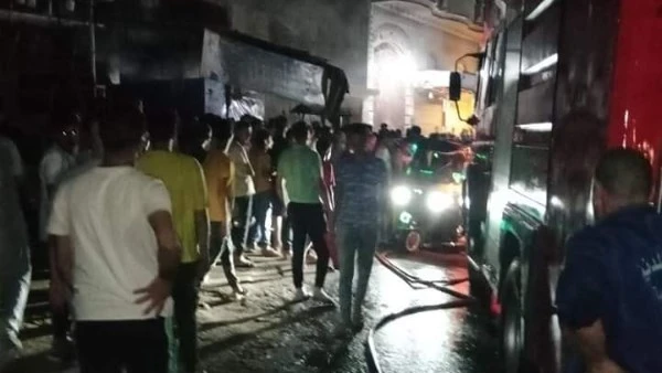 إصابة 3 أشخاص باختناق في حريق هائل بمطعم بالدقهلية اندلع حريق هائل في الساعات الأولى من صباح اليوم الجمعة، بمطعم بسلامون القماش، ما أسفر عن اصابة 3 أشخاص.تلقى مدير أمن الدقهلية، إخ