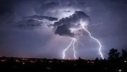 تفسير رؤية الرعد والبرق في المنام لابن سيرين رؤية الرعد والبرق في المنام، البرق والرعد من الظواهر الطبيعية التي نراها في فصل الشتاء، ورؤيتها في الحلم تحمل في ثناياها الكثير من المع