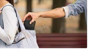 تفسير رؤية التعرض للسرقة في المنام للعزباء لابن سيرين التعرض للسرقة في المنام للعزباء من الرؤى التي تحمل دلالات عدة وتختلف باختلاف حالة السارق سواء