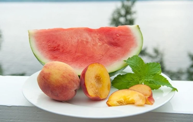 نصائح هامة قبل تناول البطيخ والخوخالبطيخ والخوخ من الفواكه المفضلة للكثير من الأشخاص في فصل الصيف، ليس فقط بسبب مذاقها اللذيذ، بل أيضا لفوائدهما