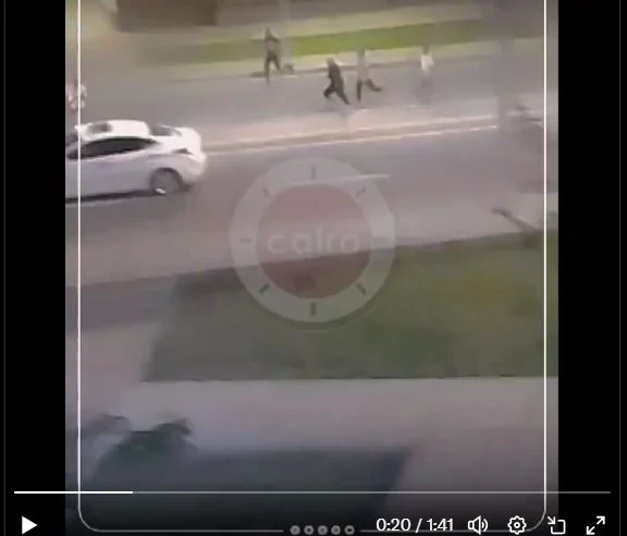 نتحدى أن يكون الفيديو من العاصمة الإدارية: لاحظوا الملابس البيضاء وحفر الطريق تحت عنوان: ضرب نار وكر وفر.. التصدي لمحاولات سرقة في سكن موظفي العاصمة.. يقينا هذا الفيديو مزيف، وليس 