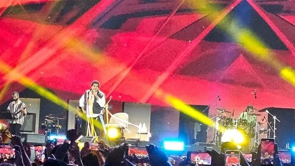 تضامنا مع أهل غزة.. محمد منير يغني الفلكلور الفلسطينى العمارة استكمل الكينج محمد منير حفلته بغناء الفلكلور الفلسطيني العمارة تضامنا مع أهالي غزة.وتزين مهرجان العلمين خلال حفل الافت