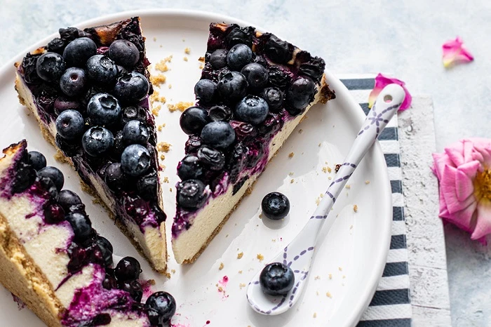 تشيز كيك بالتوت بطريقة سهلةمقادير تشيز كيك بنكهة التوت بسكويت القمح : 160 غراما (لطبقة القاعدة) الزبدة : 40 غراما (غير المملحة، في درجة حرارة الغرفة