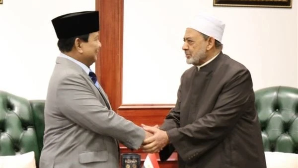 شاهد.. الرئيس الإندونيسي المنتخب يؤدي التحية العسكرية لشيخ الأزهر لحظة توديعه أدى الجنرال برابوو سوبيانتو، الرئيس الإندونيسي المنتخب، التحية العسكرية