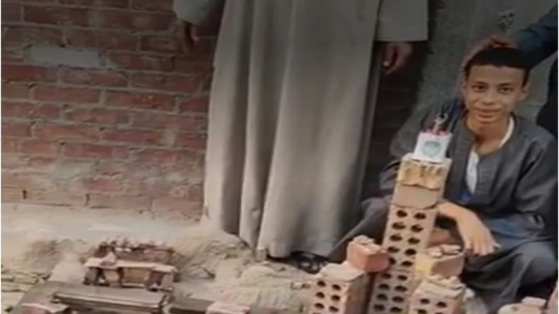 طفل مصري يتمكن من بناء مجسم الحرم المكي وما جاورها من أماكن.. فيديو اخر خبر شاهد المقال التالي من صحافة السعودية عن طفل مصري يتمكن من بناء مجسم الحرم