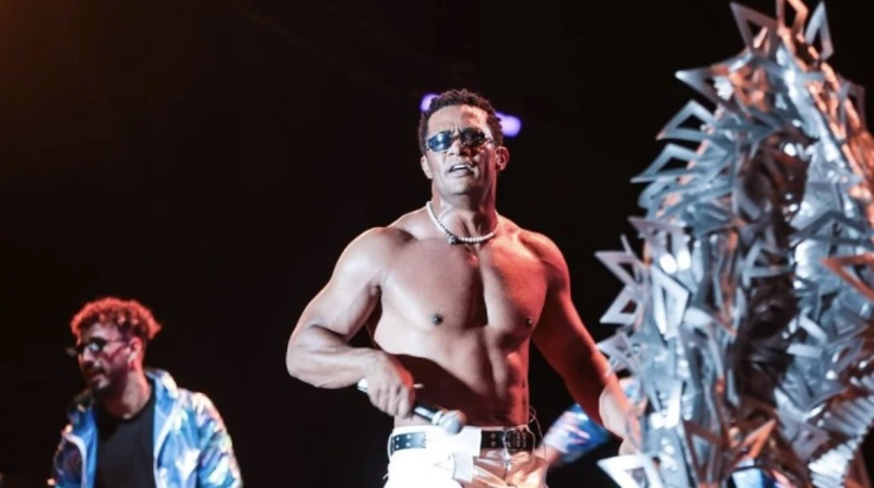 قبل صفعة الساحل.. محمد رمضان سجل أزمات واقعة صفع جديدة، على خطى صفعة الفنان عمرو دياب، بطلها هذه المرة الفنان محمد رمضان.وتداول رواد مواقع التواصل