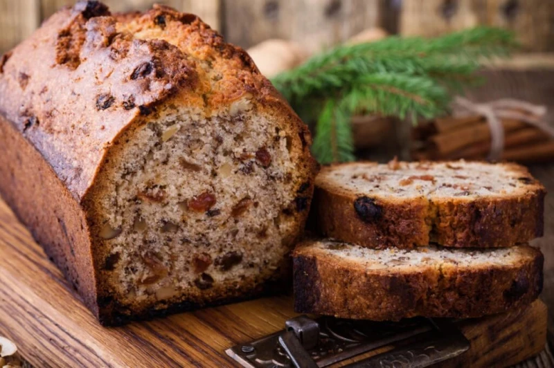 كيكة بالمكسرات بطريقة سهلةمكونات كيكة بالمكسراتمكونات خليط المكسرات:كوب من اللوز الشرائح.ربع كوب من الصنوبر، والعسل.ثلاثة أرباع كوب من السكر البني الفاتح.ست ملاعق كبيرة من الزبدة ا